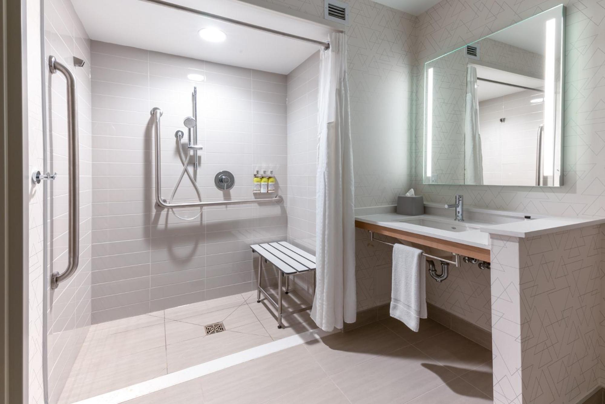 Holiday Inn Express & Suites Vaughan-Southwest By Ihg Εξωτερικό φωτογραφία